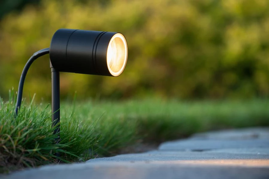 Lucide ARNE-LED - Gartenstrahler - Ø 6,3 cm - LED - GU10 - 1x5W 2700K - IP44 - Schwarz - Atmosphäre 1
